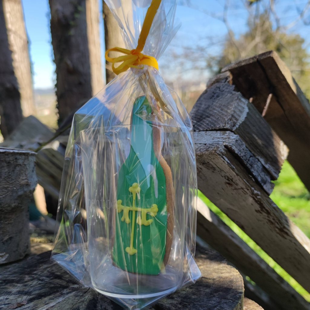 botella de sidra en vaso de sidra